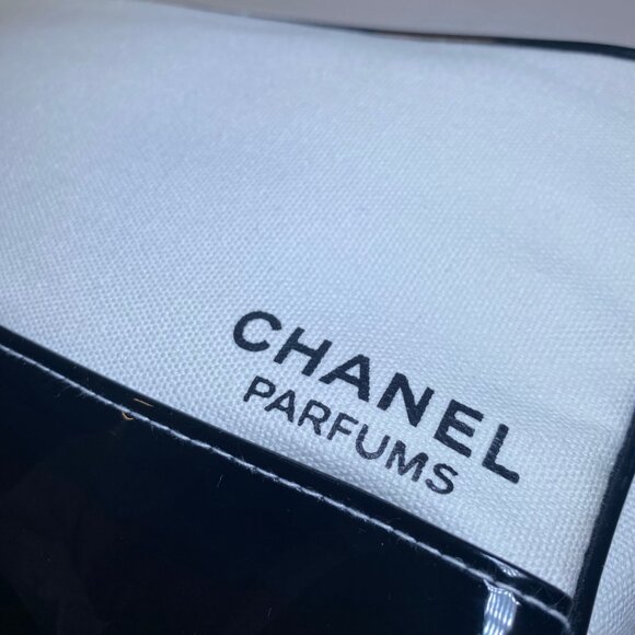 CHANEL Vintage Parfums/Makeup Bag - Picture 4 of 8